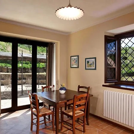 Villa Val Di Marco 12, Emma *