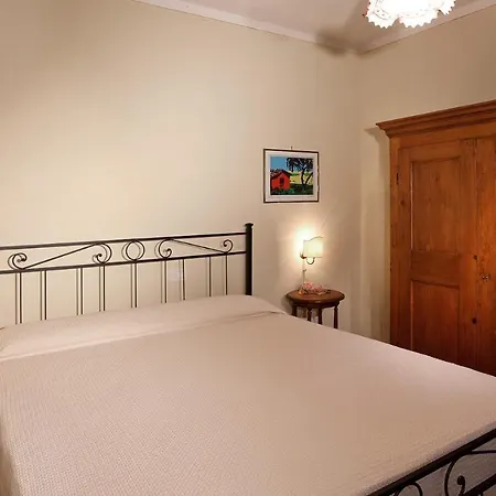 Val Di Marco 12, Emma Villa *