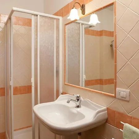 Val Di Marco 12, Emma Villa